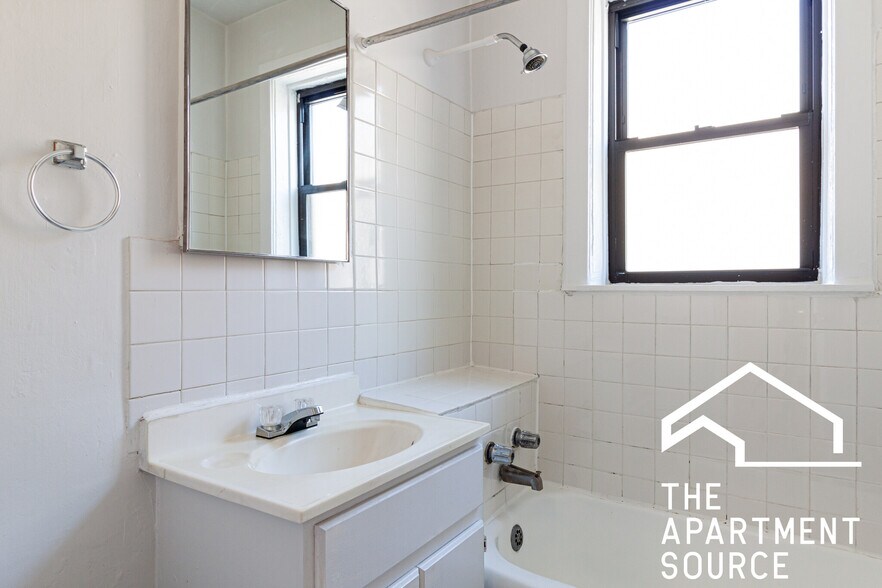 Building Photo - 630 W Cornelia Ave