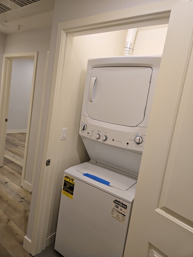 Building Photo - 1541 S Orange Grove Ave