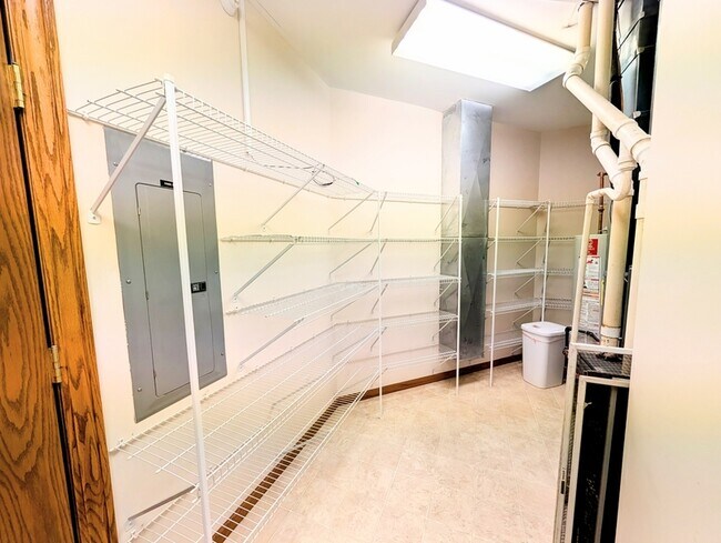 Building Photo - 700 Main St