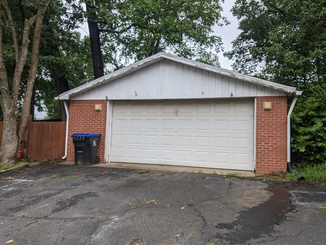 Building Photo - 3bed 1bath Near Iroquois Park