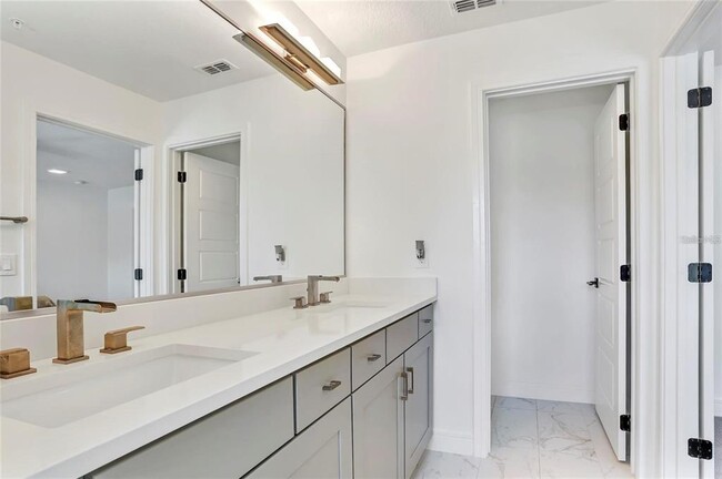 Building Photo - 212 E Pineloch Ave