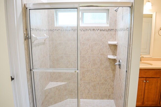 Building Photo - Gorgeous remodeled 3-bedroom, 2.5 bath hom...
