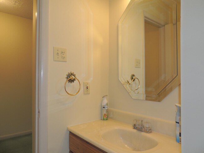 Building Photo - 2316 Rodgers Dr NE
