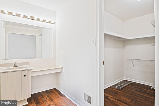 Building Photo - 2885 Kelly Square
