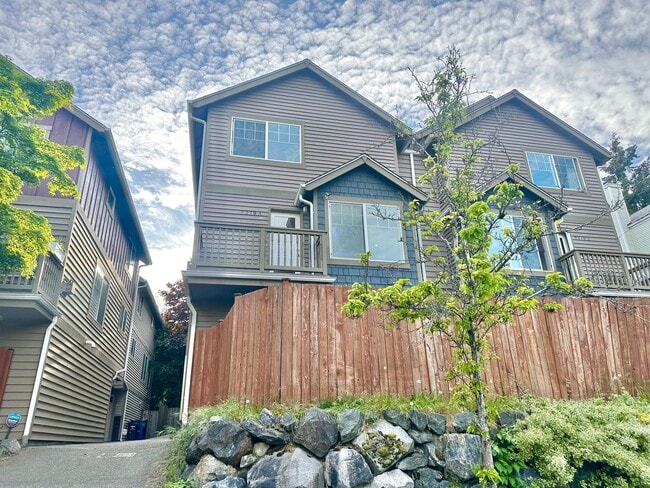Building Photo - Beautiful 3 bed/2.5 bath townhome in North...