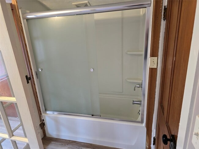 Building Photo - 112 E Plum St