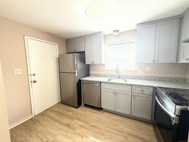 Building Photo - 10 Colonial Dr