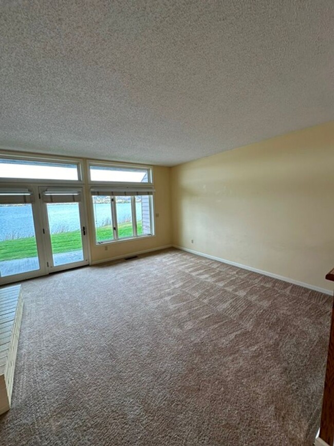 Building Photo - Lake front Condo in Harbor Isles