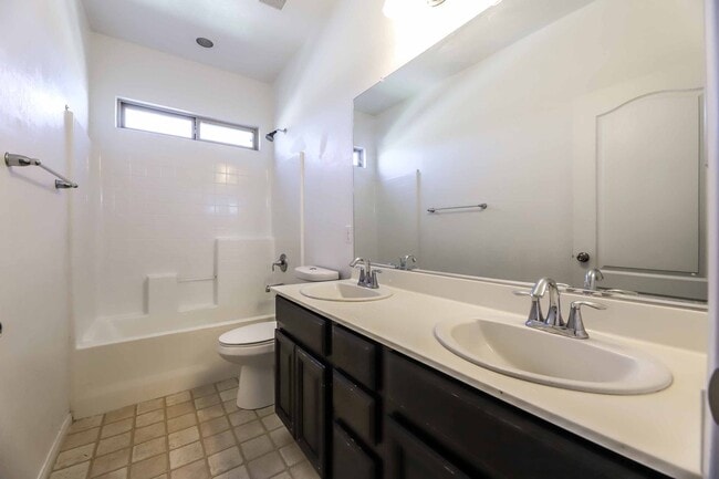 Building Photo - 4 BEDROOM HOUSE IN HENDERSON!!