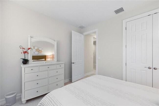 Building Photo - 28044 Sanibel Sands St