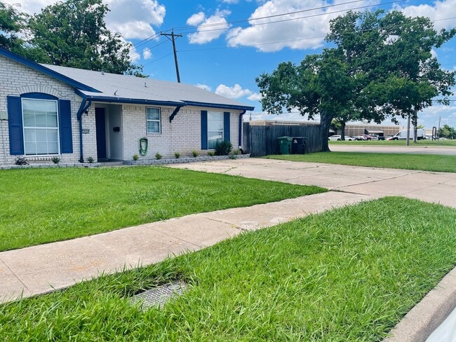 Building Photo - 3400 Pleasant Valley Ln