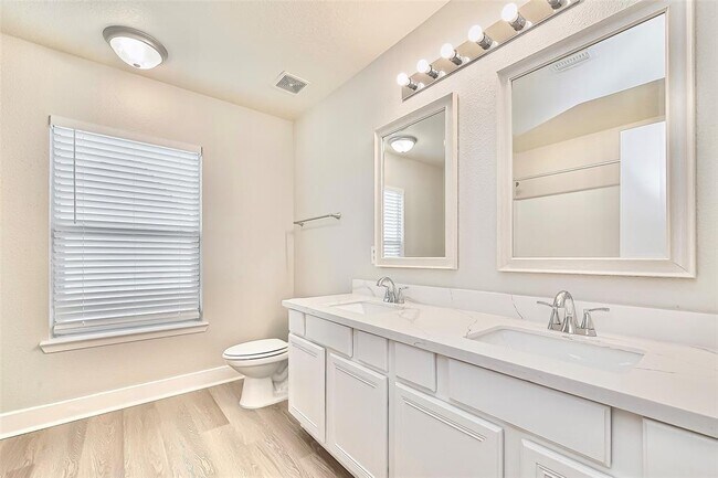 Building Photo - 5711 Silver Oak