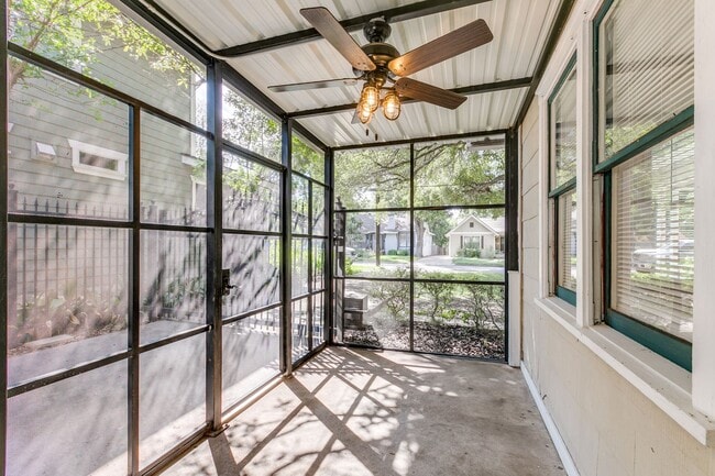 Building Photo - Charming Home in Alamo Heights ISD with Bo...