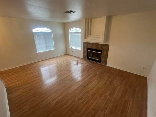 Building Photo - 3 bedrom 2.5 bath Gated Community Townhome with community  Pool, Spa & Private Garage