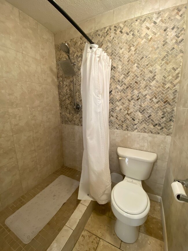 Building Photo - Beautiful Lakefront Condo!