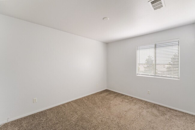 Building Photo - You're going to love this 4 bedroom 2.5 bath! Looks and Feels Brand New!