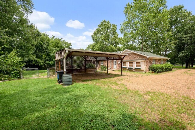 Building Photo - Beautiful Brick Ranch Home in Franklin