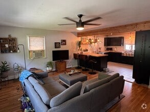 Building Photo - Beautifully Maintained 2 Bedroom Single Fa...