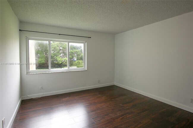 Building Photo - 100 Lakeview Dr