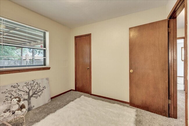 Building Photo - Huge Living Room with Fireplace!!!
