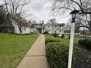 Building Photo - Gorgeous 3 bed, 2 bath home | Lawn Care Included