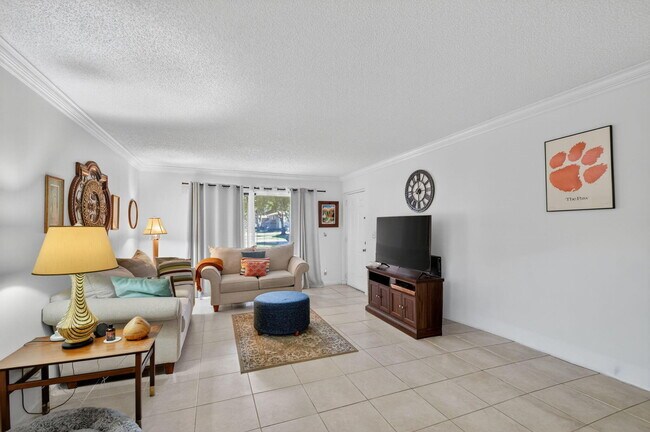 Building Photo - 9810 Pineapple Tree Dr