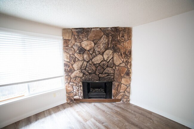 Building Photo - IKEMB02