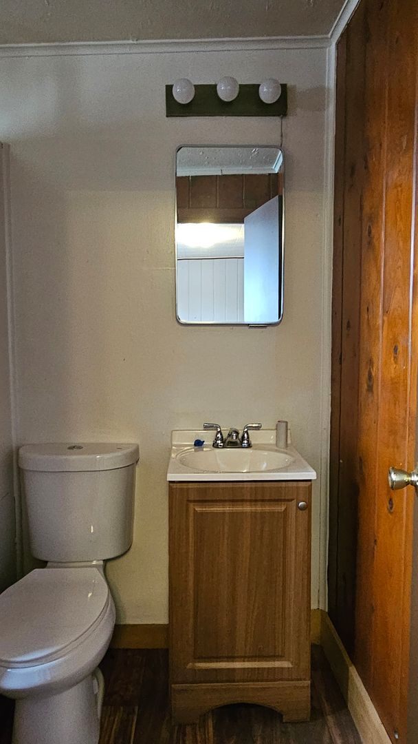 Building Photo - 1 bedroom duplex close to shopping