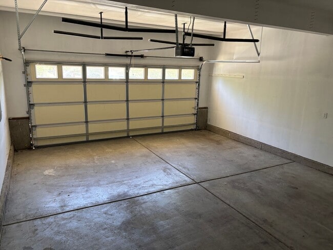 Building Photo - 3 Bedroom House with Large Bonus Room and ...