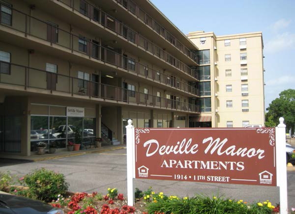 Primary Photo - Deville Manor Apartments