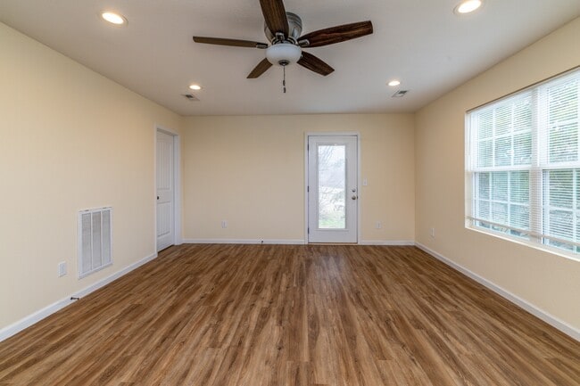 Building Photo - 923 Warrior Hill Dr