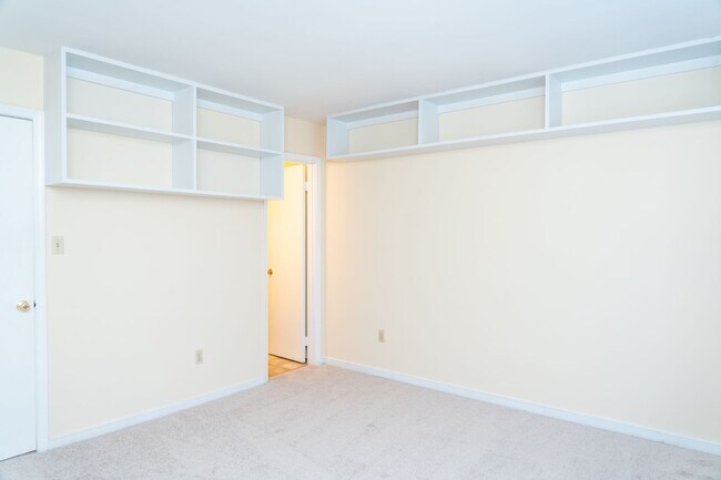 Building Photo - 1054 Cheshire Ct