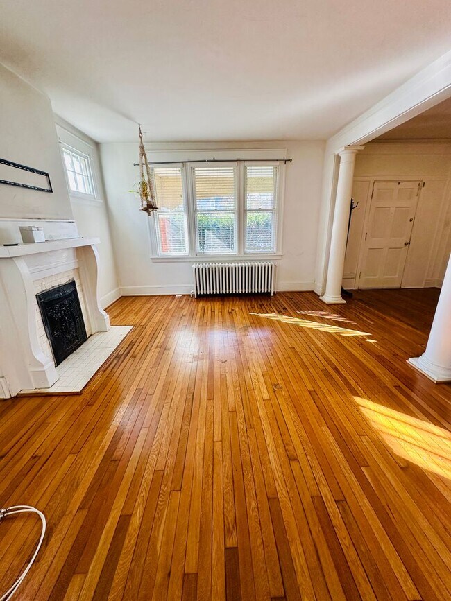 Building Photo - Gorgeous 4bdrm/1.5bth Home Located on Seminary Avenue in Richmond's North Side!!