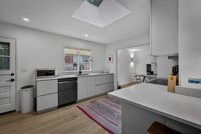 Building Photo - 1624 W 50th St