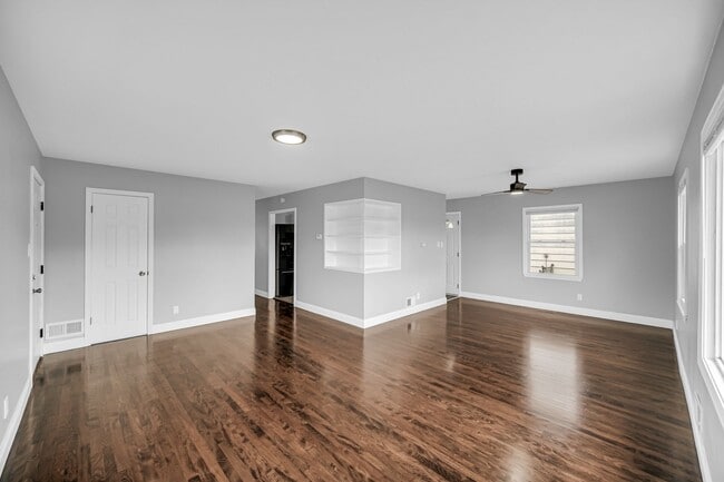 Building Photo - Beautifully Updated 4 beds/2baths