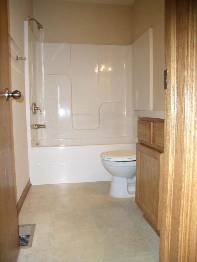 Hall Bathroom - 3605 N Rushwood St