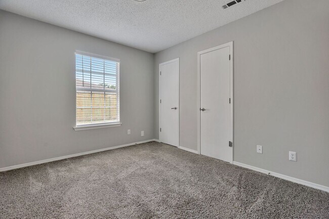 Building Photo - 3 Bed 2 Bath duplex just minutes to I-49