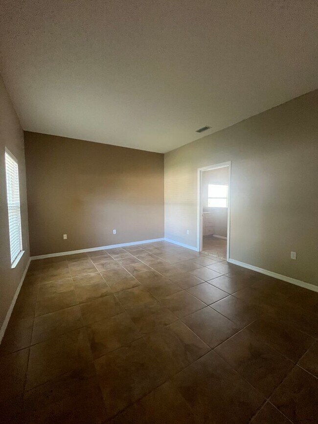 Building Photo - Updated Single family 3 / 2 with Screened ...