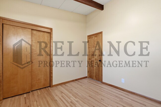 Building Photo - 2541 W Benjamin Dr