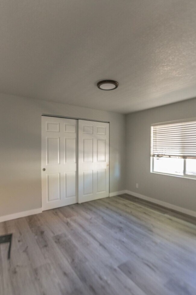 Building Photo - 3 Bedroom 2 Bath NE Salem home is availabl...