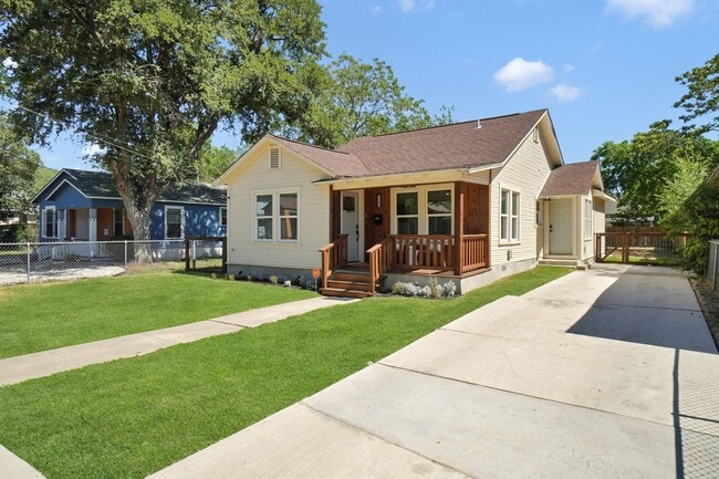 Primary Photo - Gorgeous 3 bedroom, 2 ba home in the heart...