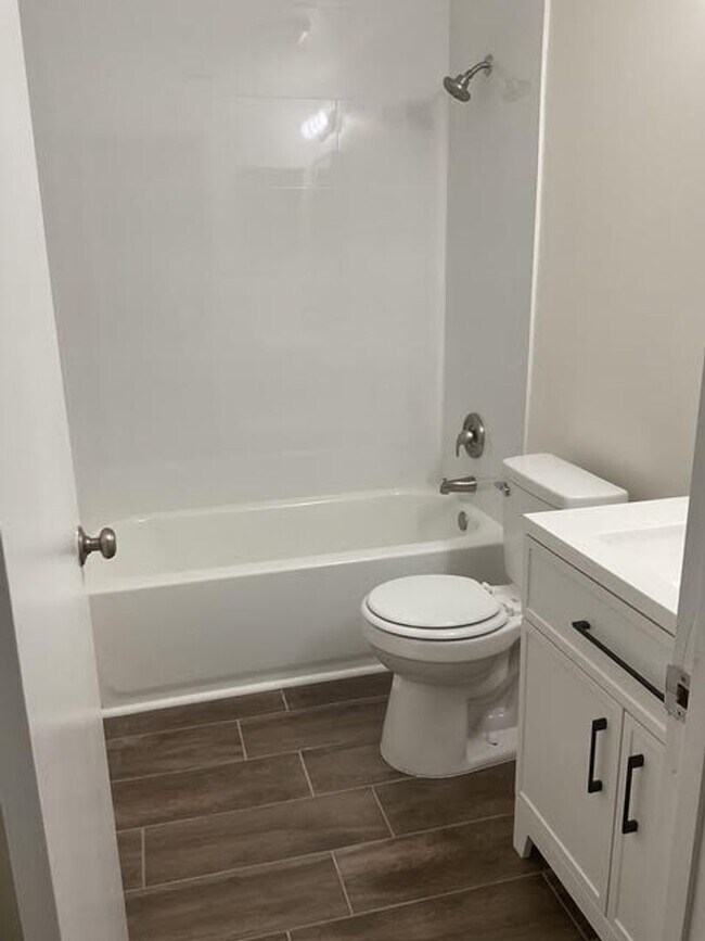 Building Photo - Beautiful Newly Renovated 2 Bedroom 2 Bath...