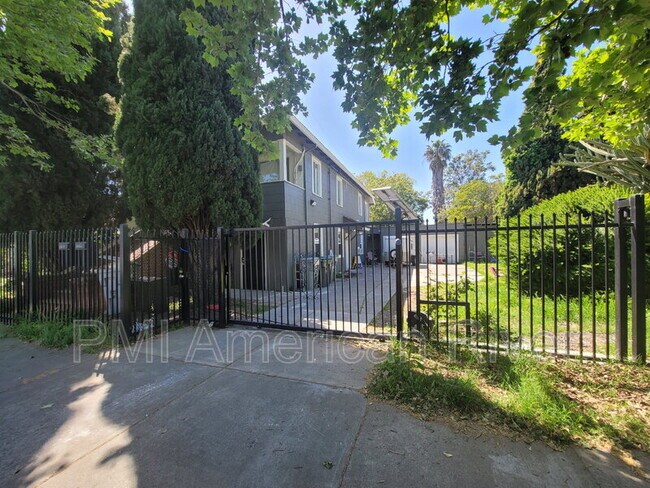 Building Photo - 218 5th St