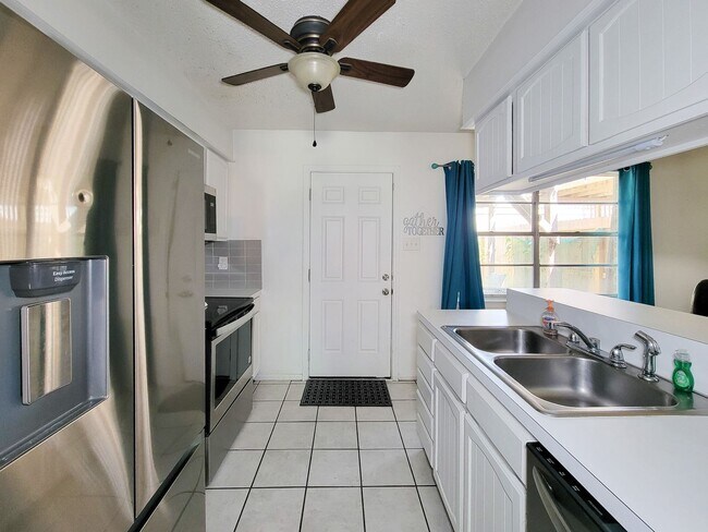 Building Photo - Two bedrooms two 1/2 bath townhome on Galv...