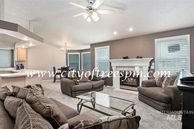 Building Photo - Fantastic 4 bed 2 Bath, 3 Car Garage with ...