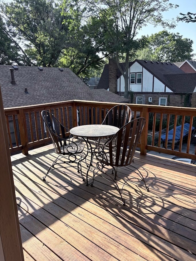Overlooking Beaverdale, this deck is large enough for entertaining - 4232 Urbandale Ave