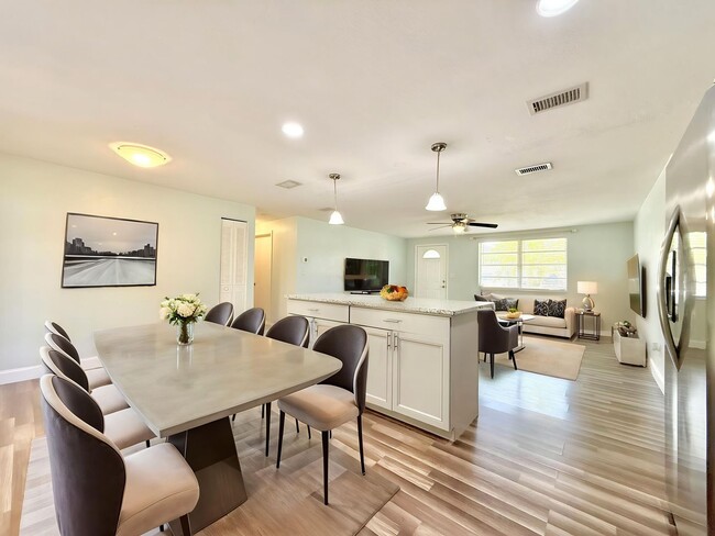 Building Photo - Relaxed Florida living at this 3Bedroom/ 2bath home in the Heart of Daytona Beach!