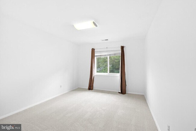 Building Photo - 6284 Rose Hill Dr