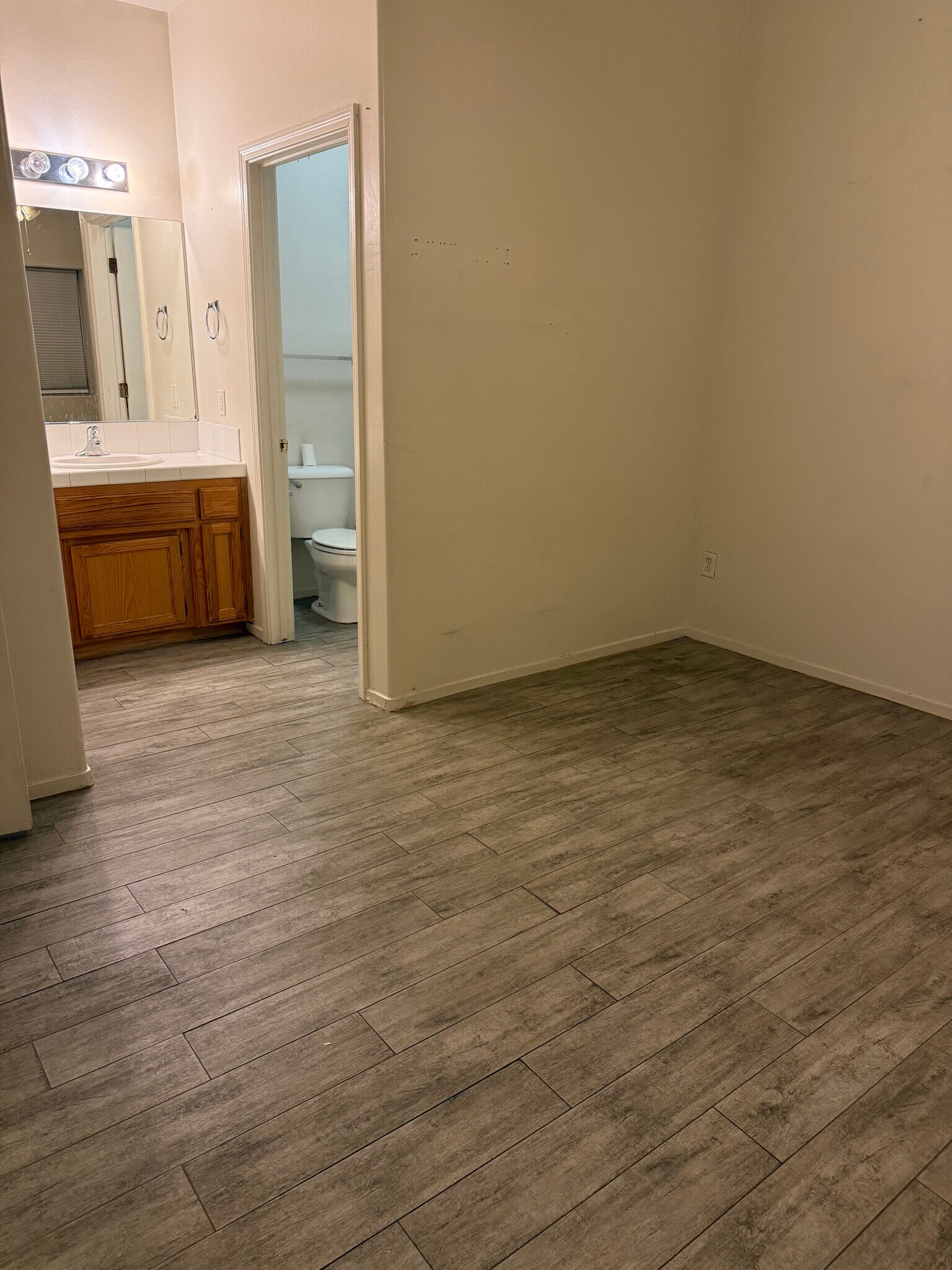 Building Photo - 602 Yellow Meadow Ct