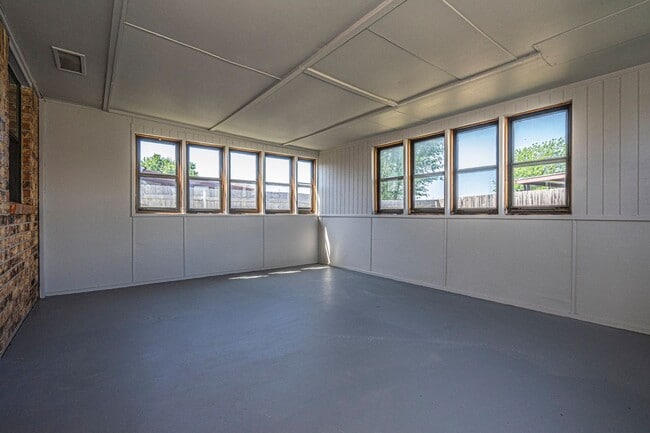 Building Photo - Corner-Lot 3Bedroom Charmer in Yukon with Fireplace & Enclosed Patio!